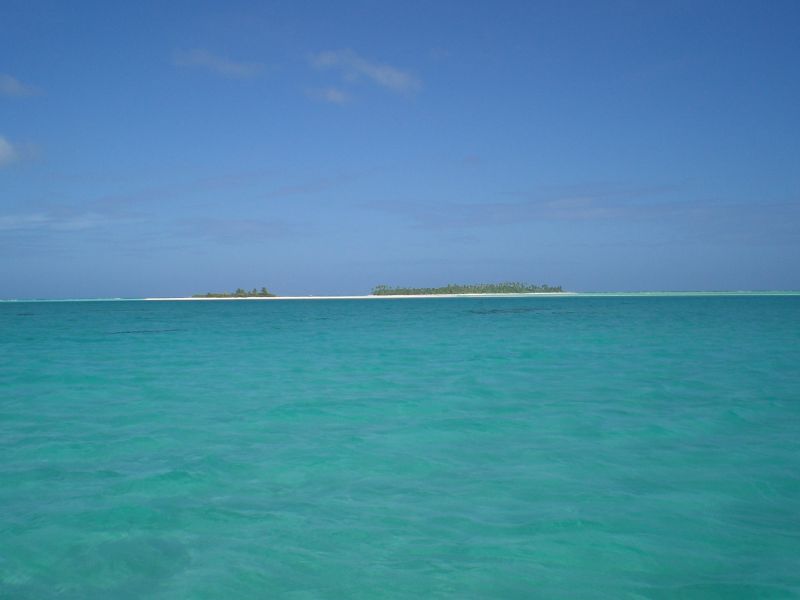 Cruising out towards Honeymoon Island and Maina. One foot Island is off limits thanks to dumb Survivor...wah