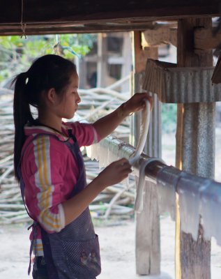 La folding the  rice noodles