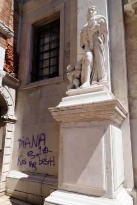 Santa Maria di Misericordia statue and grafitti, Cannaregio  11_DSC_0810