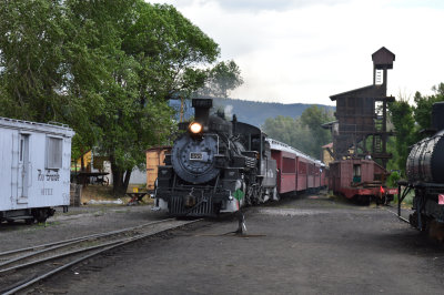 5 Engine 488 brings the train home