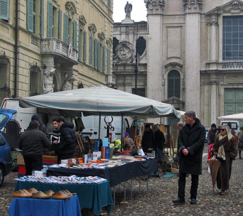 Antique Market on Piazza Sordello!2960