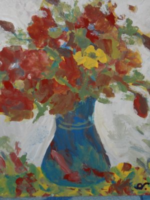 Flori rosii in vaza albastra