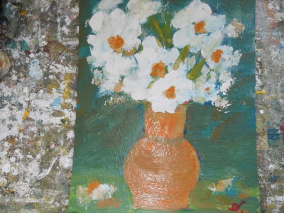 Vaza portocalie cu flori albe