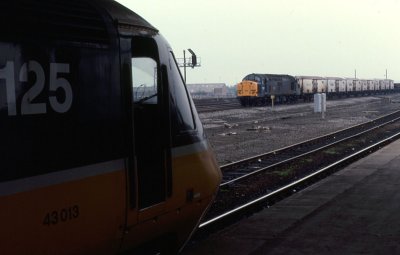 Class 43 013 at Darlington, while a Class 37 by-passes the station 1987.