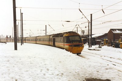43081 arrives from Kings Cross to a snowy Darlington.