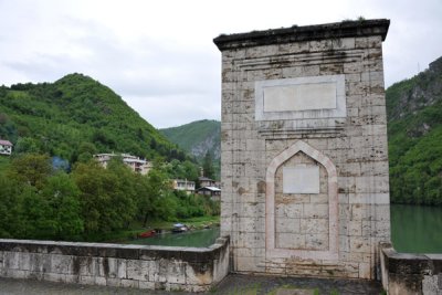 Monument at the center of the Ottoman Bridge