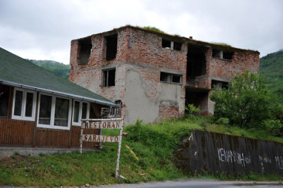 Restoran Sarajevo in front of a war ruin, Međeđa