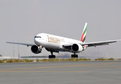Emirates Boeing 777-300ER landing (A6-EBN)