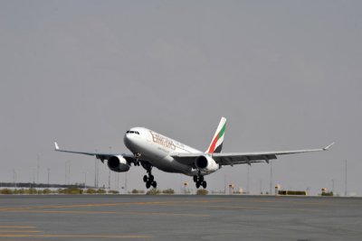 Emirates A330-200 landing (A6-EAI)