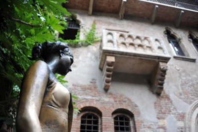 Statue of Juliet with the famous balcony
