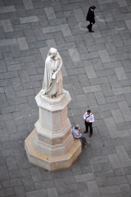 Dante statue, Piazza dei Signori