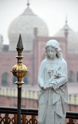 Statue and mosque, Lahore