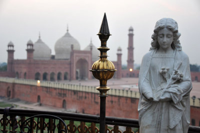 Statue which looks like it comes from a church together with the Badshahi Mosque