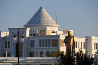 The new Dashoguz History Museum behind a statue of Turkmenbashy