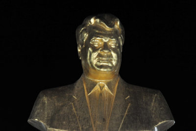 A golden bust of Turkmenbashy, Independence Park