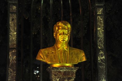 Golden bust of President Niyazov