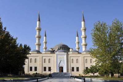 Ertuğrul Gazi Mosque, also known as the Azadi Mosque after the street where it is located, Azadi kesi