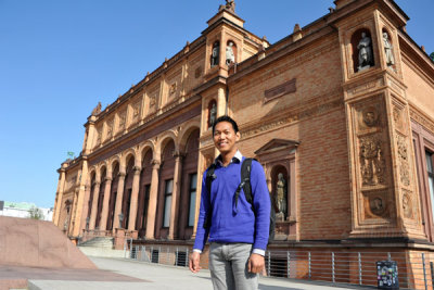 Dennis in front of the Kunsthalle, Hamburg