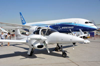 DA42 (A6-FTY) in front of the B787