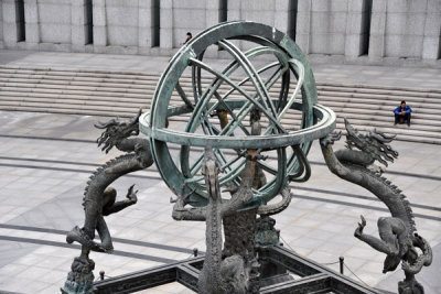 Four Chinese dragons holding up an armillary sphere