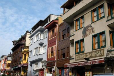 Akbiyik Caddesi, ground zero for backpackers in Sultanahmet