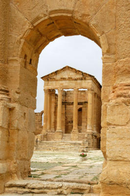 Temple of Minerva seen through the Arch of Antonius Pius