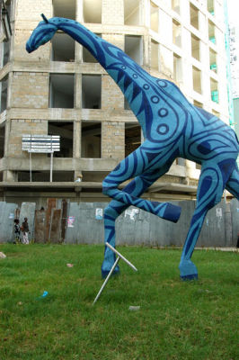 A blue giraffe scultpure, Dar