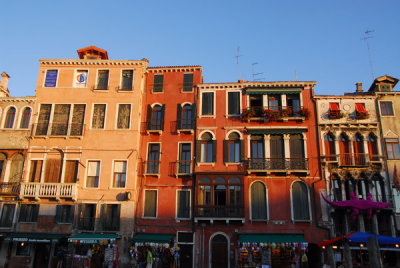 Sidewalks directly along the Grand Canal, Riva del Ferro near Rialto