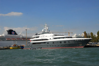 ...now thats more my style...I could do that...the Megayacht Queen K, plaything of a Russian billionaire