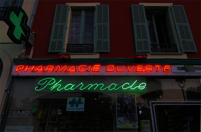 Pharmacie rouge. <br>Ou verte.