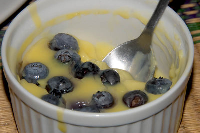 vanilla pudding with blueberries