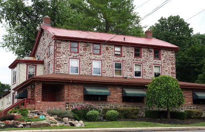 Valley House - J. Gable Inn