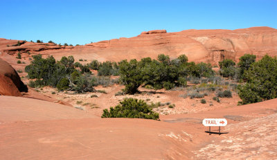 Delicate Arch Trail: sign and rest break blob