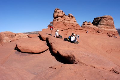 Delicate Arch Trail: people at the end of the trail