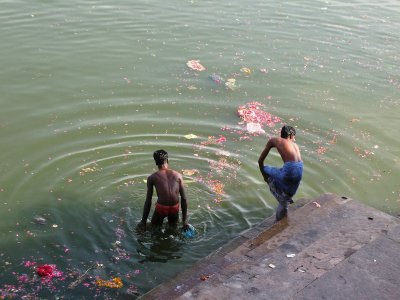 and next to them some bathers!