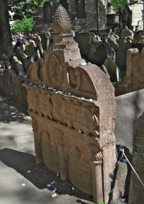 0061 Praag Joodse Begraafplaats Grafsteen Rabijn Loew.jpg