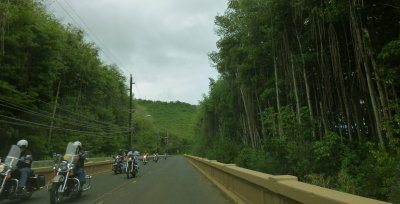 some bikers on the way to Kahana beach