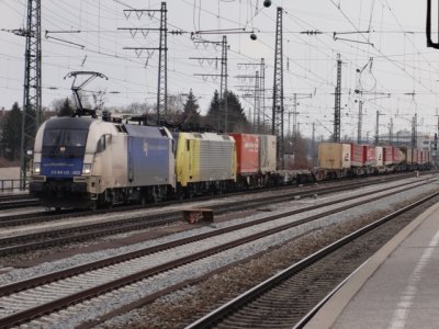 intermodal train led by Wiener Localbahnen Taurus