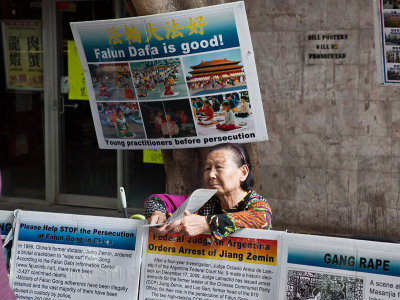 Falon gong lady in Chinatown