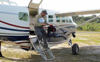 Tom disembark