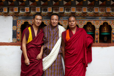 Posing with two monks of the Dzong