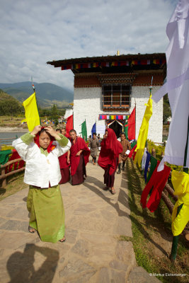 Guests leaving the Dzong