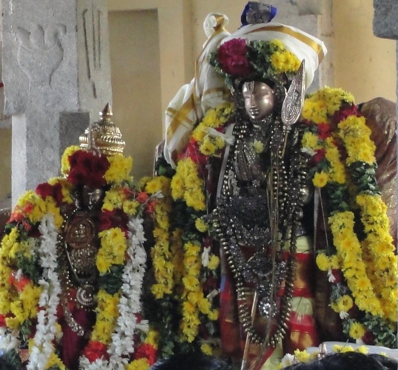 Kaliyan with Sri Perumal Tirupparivatam -Mangalasasanam after Tiruther Purappadu.JPG