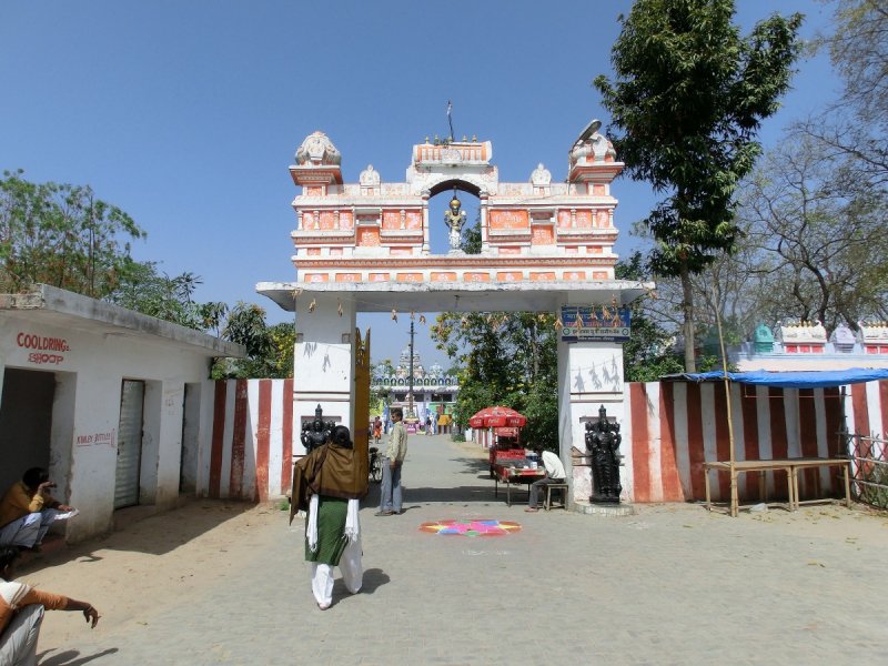 01 Srinivasa temple gopuram.jpg