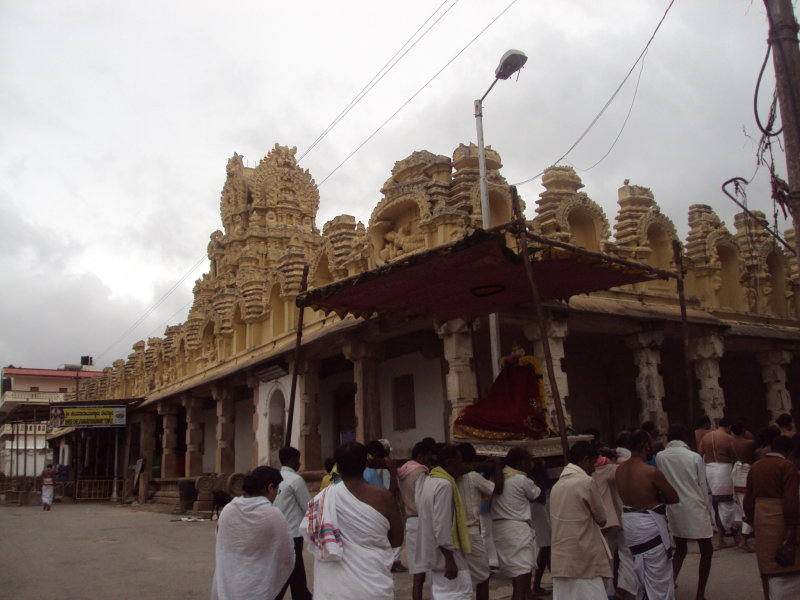 14_Reaching YatindraPravanar Sannidhi.JPG