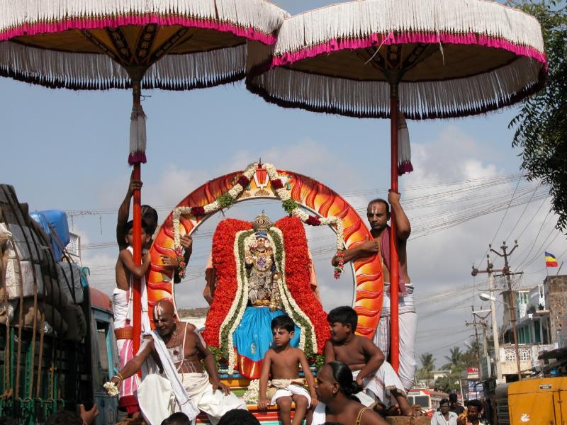 Thirukadalmallai-Ulaguiya nindra perumal on Surya Prabhai during Thiruveedhi purapadu.JPG