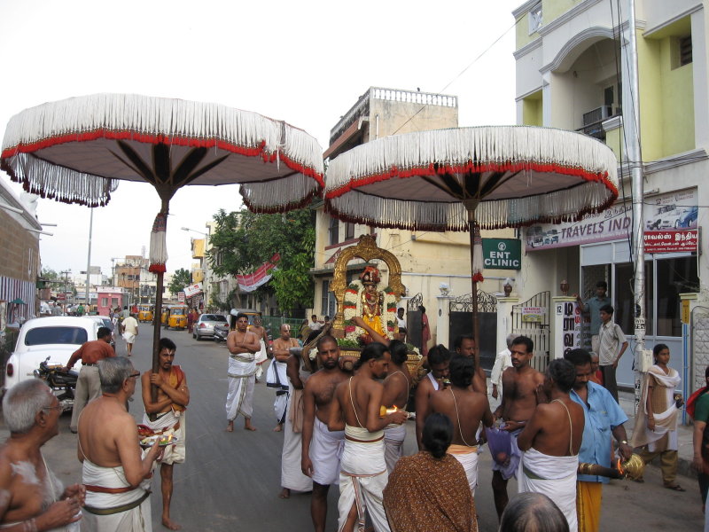 ThiruvAdipooram-Andal during Veedhi purappadu in south Mada street.JPG