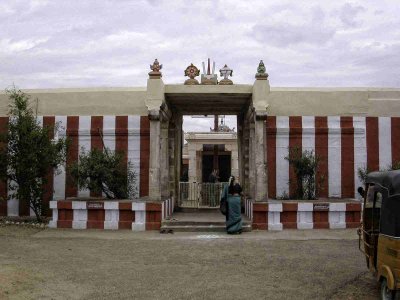 01 - Aravindalochanan main gopuram.JPG
