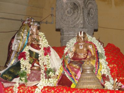 VedhiyarKon with Perumal Mariyadhai- Periyalwar Satumarai.JPG