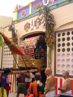 07_2011_Srivilliputtur_Thiruvaadipuram_Day08_Morning_AandaalEnteringKuppanIyengarSwamiThirumaaligai.JPG